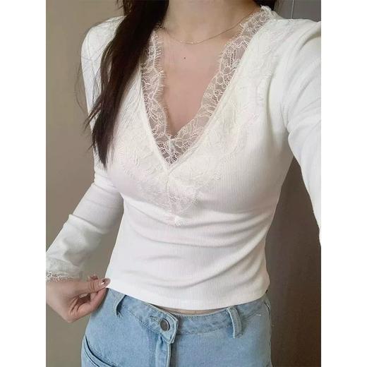 【YW】无忧购多巴胺V领蕾丝内搭打底衫女纯欲氛围感长袖上衣1206（截单后7天发货） 商品图2