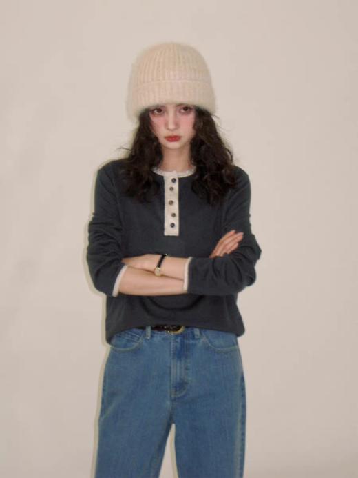 浮生八记/25C192/英式复古松弛羊毛错落纽扣亨利领长袖打底衫 商品图1