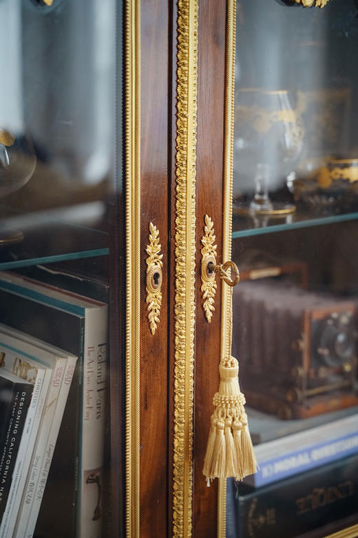 独角鹿西洋古董1890年代法国家具名坊SORMANI出品路易十六风格古典卷叶主题铜鎏金精雕装饰菱格拼接纹硬木玻璃柜 商品图4