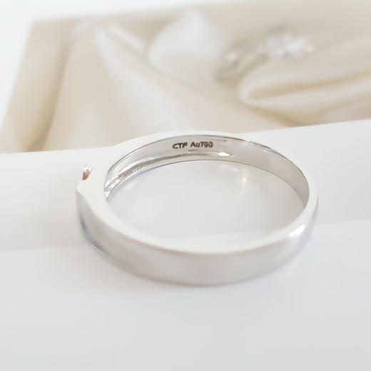 【天然正品】周大福AU750白金时尚经典磨砂款0.09克拉钻石戒指20号（戒圈可改）中性221025NJS26 商品图6