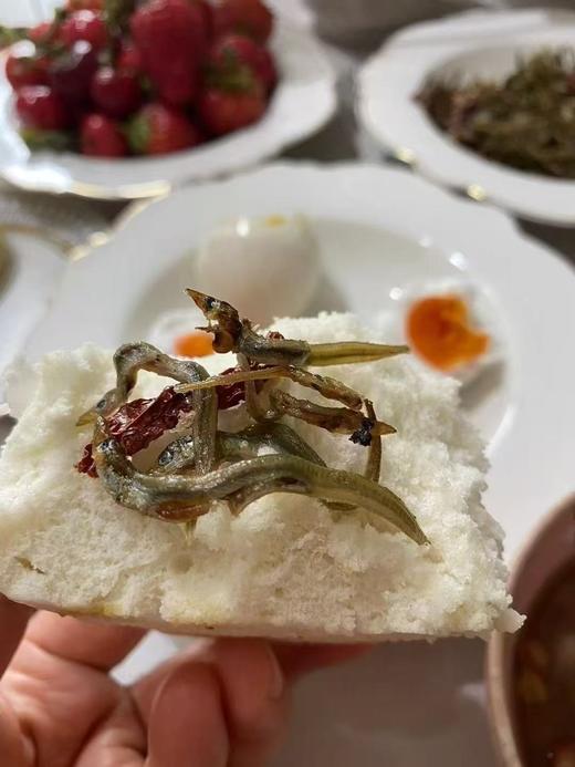 🔥正宗大连长海县小楼岛野生小银鱼，岛里人特别喜欢他的鲜美，干度好、不咸，直接空口吃都是贼鲜溜的味道，稀饭喝酒必备。 蒸炒炸，油煎一下，怎么做都好吃。2斤装，全国包邮。 商品图4