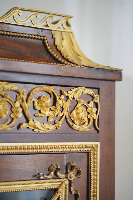 独角鹿西洋古董1890年代法国家具名坊SORMANI出品路易十六风格古典卷叶主题铜鎏金精雕装饰菱格拼接纹硬木玻璃柜 商品图3