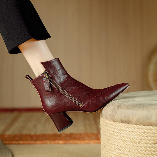 【预售5天】秋冬新款牛皮拼接复古尖头气质粗跟马丁靴侧拉链高跟短靴DB&M6070 商品图0