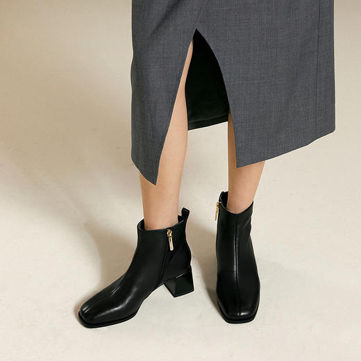 千百度粗高跟弹力袜靴女显瘦羊皮时装靴通勤短靴子A25598181 商品图1