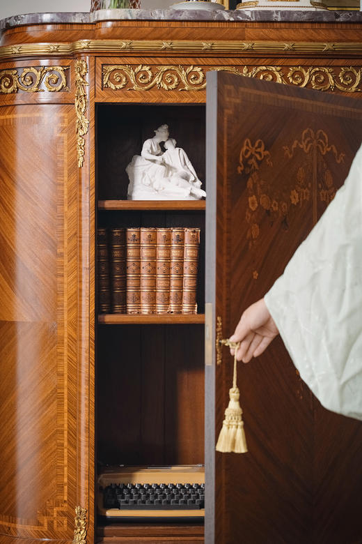 独角鹿西洋古董1890年代法国出品古典卷叶纹铜鎏金精雕装饰大理石台面繁花缎带主题细木镶嵌边柜 商品图2