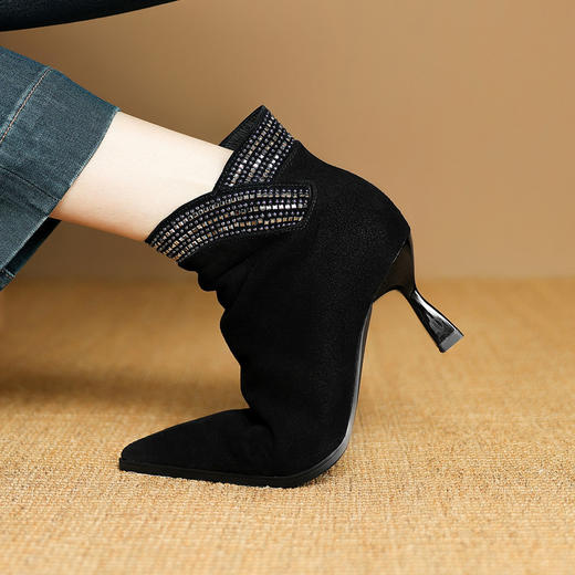 【预售5天】欧美气质尖头高跟短靴真皮加绒内里舒适性感细跟水钻短筒马丁靴女DB&M6588 商品图4