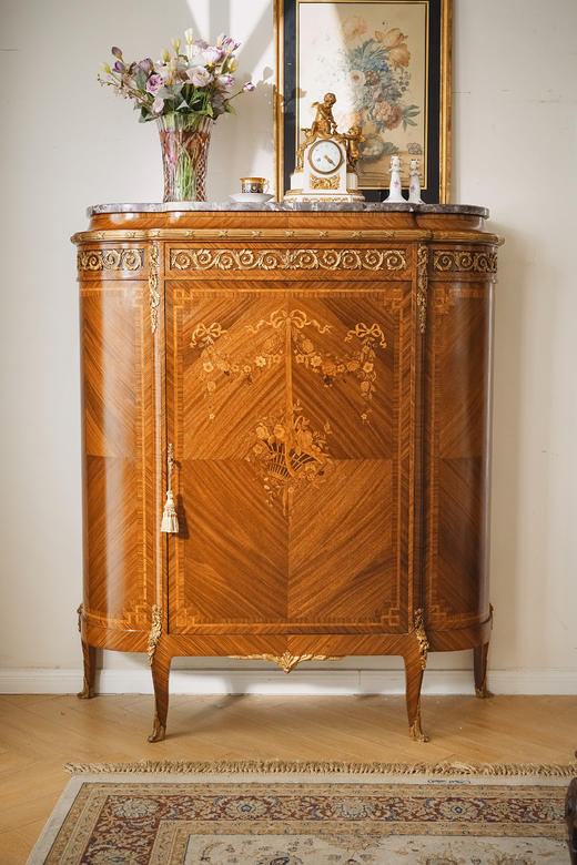 独角鹿西洋古董1890年代法国出品古典卷叶纹铜鎏金精雕装饰大理石台面繁花缎带主题细木镶嵌边柜 商品图1