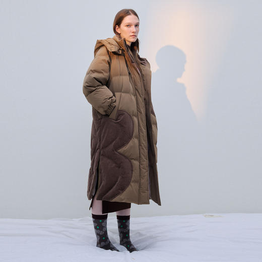 谜底连帽羽绒服2025年冬季新品鹅绒连帽轻盈保暖长款女254MY1468 商品图0