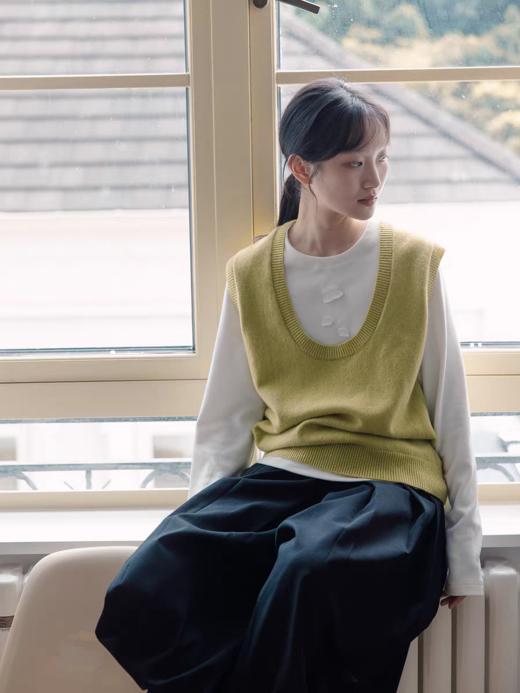 步履不停/5C13290C/u型领无袖针织背心配三角巾 商品图4