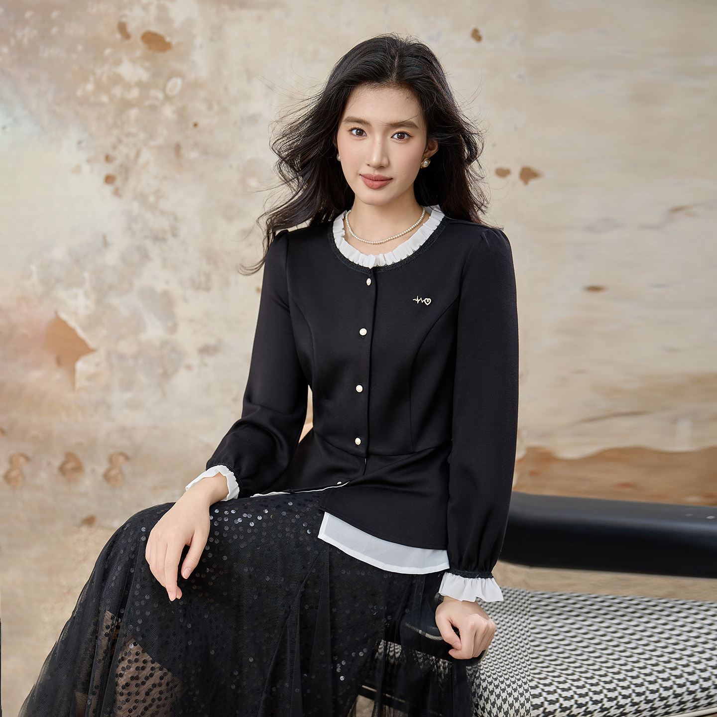 奢姿大码女装2025秋装新款胖妹妹气质撞色木耳边圆领单排扣上衣9953253749