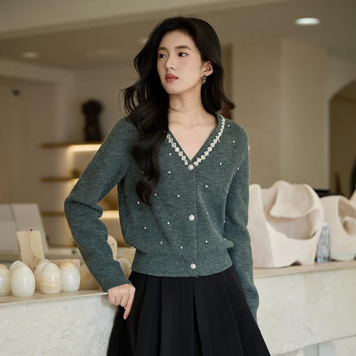 奢姿大码女装2025秋季水钻装饰V领针织开衫胖妹妹时尚精致上衣9854653813 商品图1
