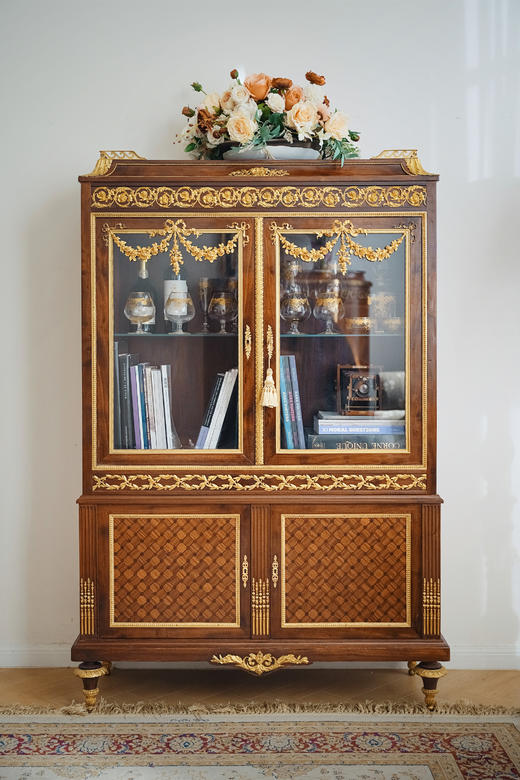 独角鹿西洋古董1890年代法国家具名坊SORMANI出品路易十六风格古典卷叶主题铜鎏金精雕装饰菱格拼接纹硬木玻璃柜 商品图1