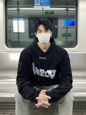 嗨，我可以坐你旁边吗~