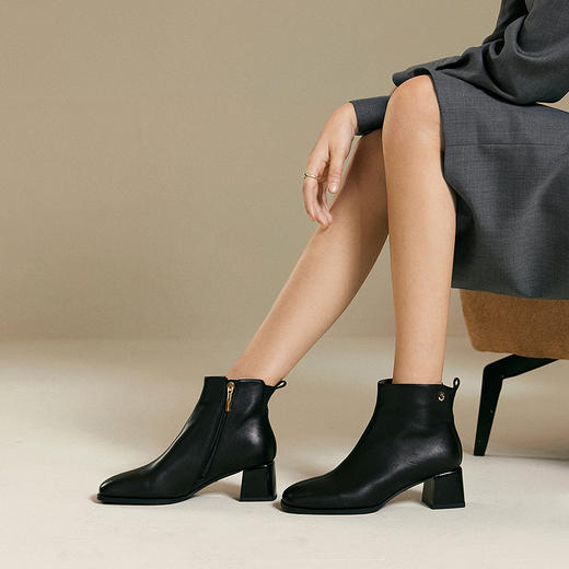 千百度粗高跟弹力袜靴女显瘦羊皮时装靴通勤短靴子A25598181 商品图3