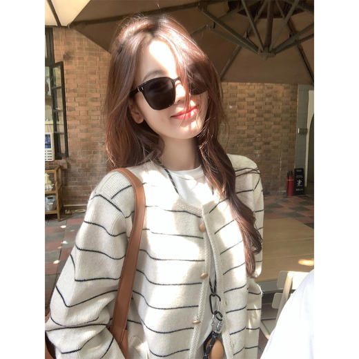 <曾小咸推荐> 现货秒杀！微信超特价！杏黑条毛衣开衫 日常199.99 立减100 秒杀99.99！ 商品图2