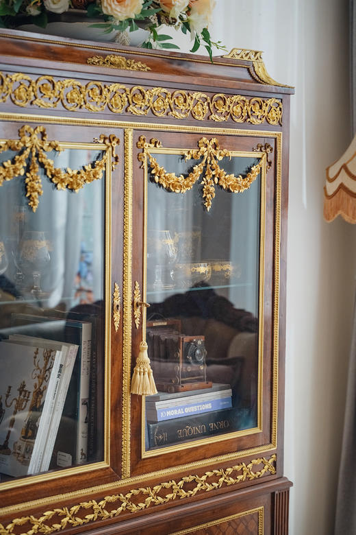 独角鹿西洋古董1890年代法国家具名坊SORMANI出品路易十六风格古典卷叶主题铜鎏金精雕装饰菱格拼接纹硬木玻璃柜 商品图2