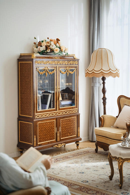 独角鹿西洋古董1890年代法国家具名坊SORMANI出品路易十六风格古典卷叶主题铜鎏金精雕装饰菱格拼接纹硬木玻璃柜 商品图0