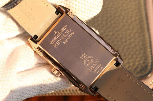积家翻转系列Reverso腕表，表背可翻转至正面，让背面表盘的精密机械零件一览无余，彰显个性，突破常规的传统表盘。搭载原版复刻机芯，316精钢的几何外形表壳，刻有装饰刻纹，表背具有手动打造的鱼鳞纹饰 商品图4
