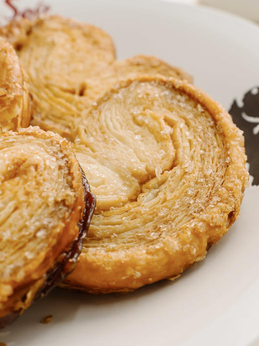 「甜原柿吉 扁桃仁黄油酥」肉眼能看见层层分明的酥皮 每块都嵌着脆粒粒的扁桃仁🥜咬下去还能听到酥皮轻响 零粉感入口即化～ ✅金黄酥脆层次分明｜奶香浓郁吃不腻 商品图7