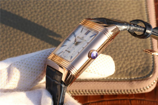 积家翻转系列Reverso腕表，表背可翻转至正面，让背面表盘的精密机械零件一览无余，彰显个性，突破常规的传统表盘。搭载原版复刻机芯，316精钢的几何外形表壳，刻有装饰刻纹，表背具有手动打造的鱼鳞纹饰 商品图6