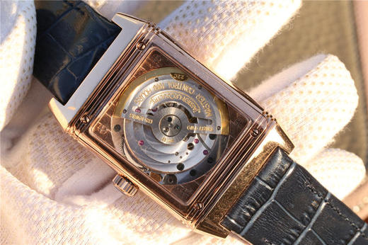 积家翻转系列Reverso腕表，表背可翻转至正面，让背面表盘的精密机械零件一览无余，彰显个性，突破常规的传统表盘。搭载原版复刻机芯，316精钢的几何外形表壳，刻有装饰刻纹，表背具有手动打造的鱼鳞纹饰 商品图2