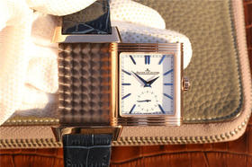 积家翻转系列Reverso腕表，表背可翻转至正面，让背面表盘的精密机械零件一览无余，彰显个性，突破常规的传统表盘。搭载原版复刻机芯，316精钢的几何外形表壳，刻有装饰刻纹，表背具有手动打造的鱼鳞纹饰