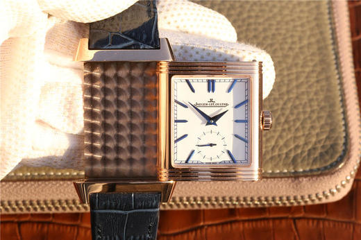 积家翻转系列Reverso腕表，表背可翻转至正面，让背面表盘的精密机械零件一览无余，彰显个性，突破常规的传统表盘。搭载原版复刻机芯，316精钢的几何外形表壳，刻有装饰刻纹，表背具有手动打造的鱼鳞纹饰 商品图0