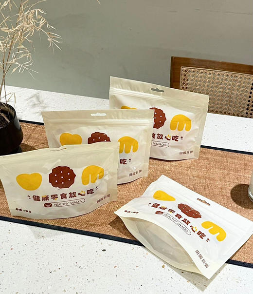 「甜原柿吉 扁桃仁黄油酥」肉眼能看见层层分明的酥皮 每块都嵌着脆粒粒的扁桃仁🥜咬下去还能听到酥皮轻响 零粉感入口即化～ ✅金黄酥脆层次分明｜奶香浓郁吃不腻 商品图0