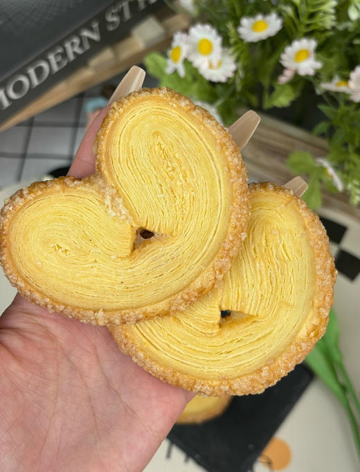 「甜原柿吉 扁桃仁黄油酥」肉眼能看见层层分明的酥皮 每块都嵌着脆粒粒的扁桃仁🥜咬下去还能听到酥皮轻响 零粉感入口即化～ ✅金黄酥脆层次分明｜奶香浓郁吃不腻 商品图12