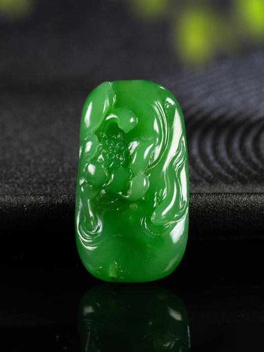 【双十一专享】连年有余|和田玉碧玉果绿荷花吊坠 孤品 商品图1