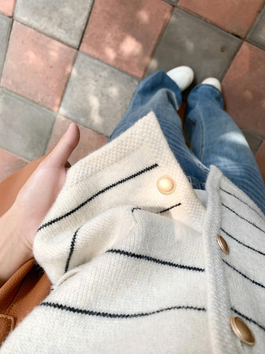 <曾小咸推荐> 现货秒杀！微信超特价！杏黑条毛衣开衫 日常199.99 立减100 秒杀99.99！ 商品图8