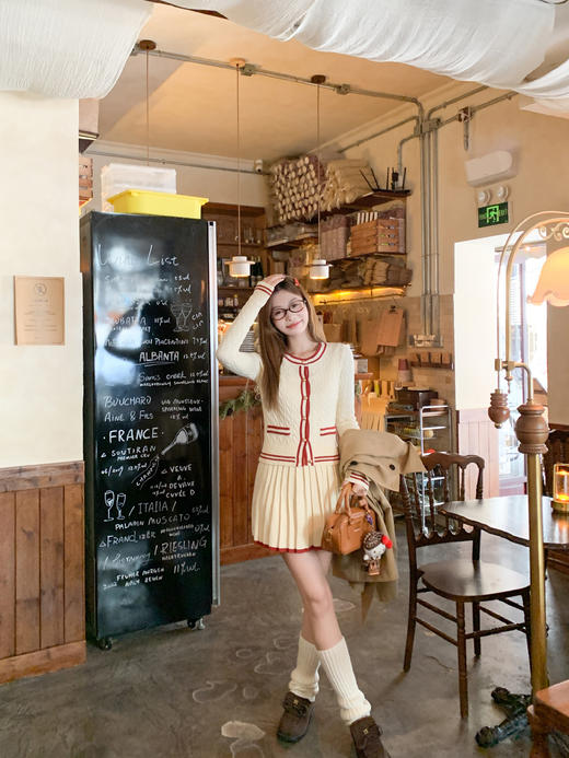 【269元任选2件】现货！成本巨贵，拍下包赚！杏色撞红色边毛织系扣上衣+毛织短裙两件套 商品图6