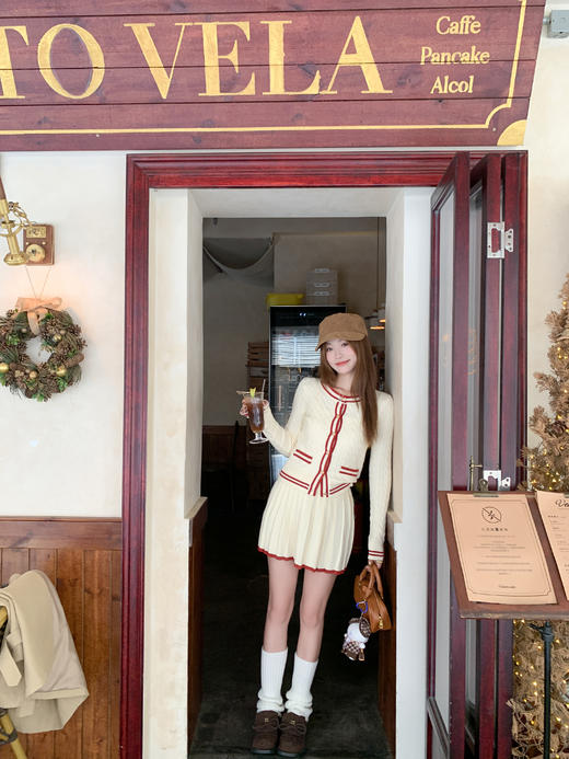 【269元任选2件】现货！成本巨贵，拍下包赚！杏色撞红色边毛织系扣上衣+毛织短裙两件套 商品图9