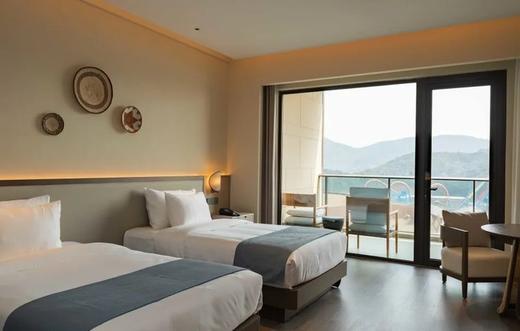 ★浙江年夜饭★￥1299起/人 ，4人起订，住森泊巨作【舟山保利郡雅开元森泊度假酒店】，享2晚雅致山景房+年夜饭+年初一自助晚餐！背山面海临近景点，吃喝玩乐一站式溜娃体验！2026年2月16日专享 商品图3