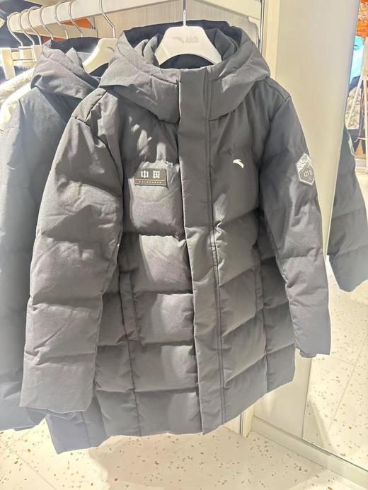 【春上新】【8.8折】8楼安踏儿童男大童户外系列中长羽绒服宽松基础黑 吊牌价：899 活动价：791.12 商品图3