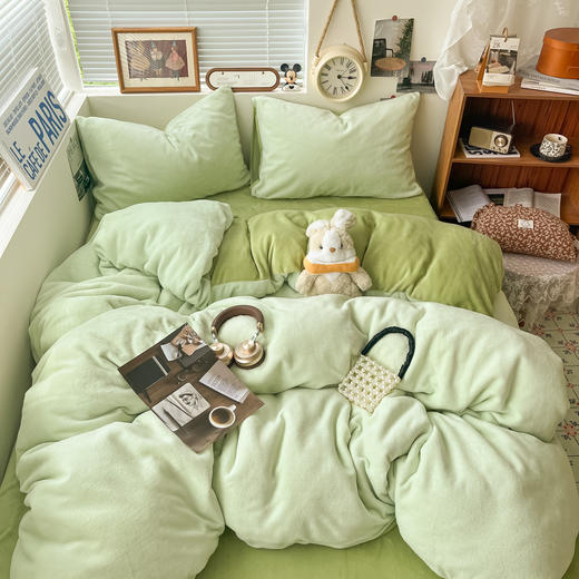 🌈外贸单挖到宝！高品质 上新啦！ 挖到这款🌸【冬季纯色简约牛奶绒四件套】💥软乎乎裹住全身的瞬间，连秋冬的冷风都被挡在窗外， ✅ 高克重牛奶绒面料，手感软糯 。 商品图6