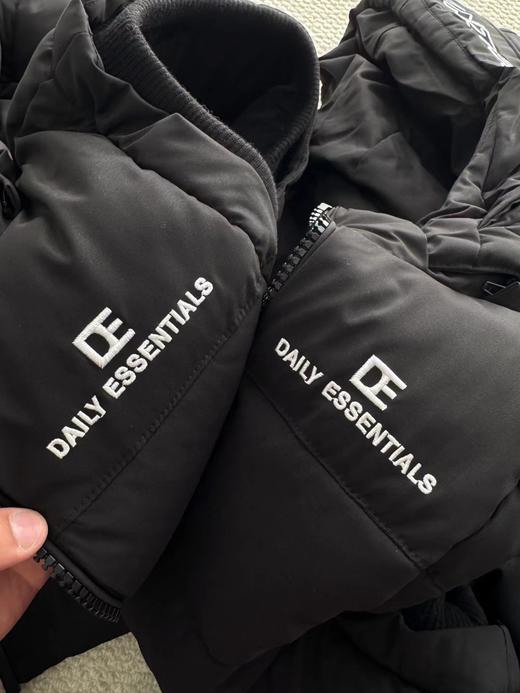 D1107100黑色绗缝帽檐字母刺绣连帽羽绒马甲 商品图3