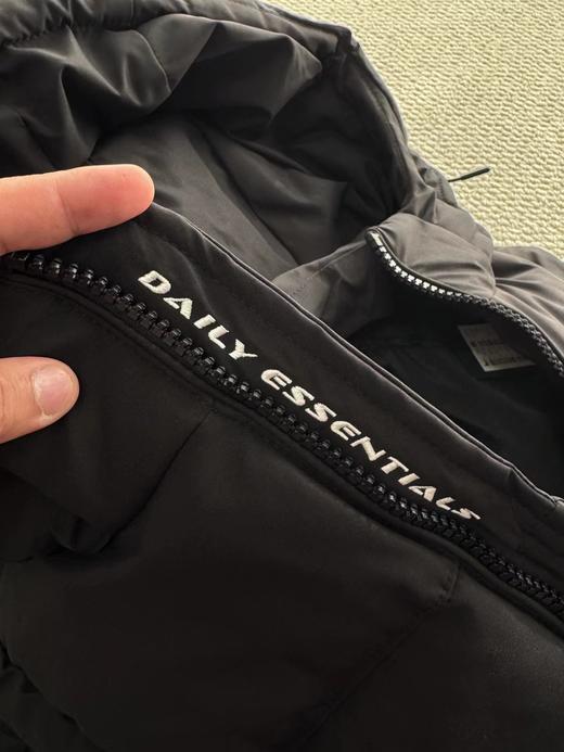 D1107100黑色绗缝帽檐字母刺绣连帽羽绒马甲 商品图10