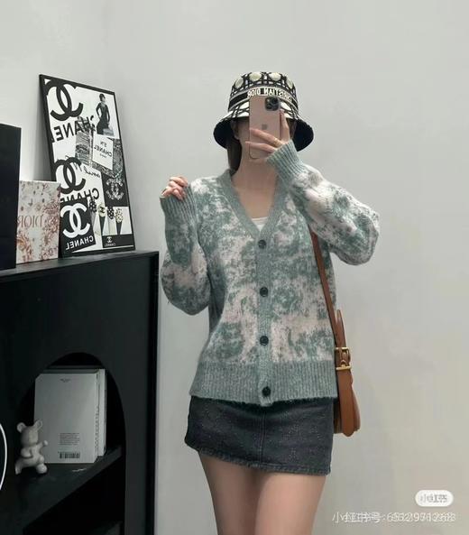 D110752谁穿谁好看百搭不挑人青花瓷渲染开衫毛衣 商品图9