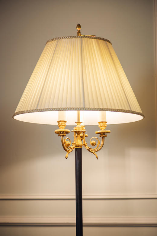 独角鹿西洋古董1880年代法国出品古典茛苕叶纹铜鎏金精雕装饰布面百褶灯罩落地灯 商品图3