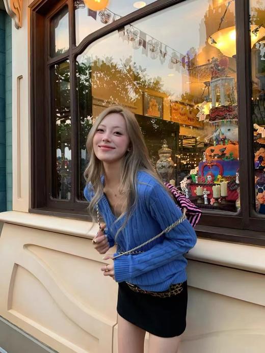 D110781显白克莱因蓝冬季新款V领加厚针织毛衣 商品图4