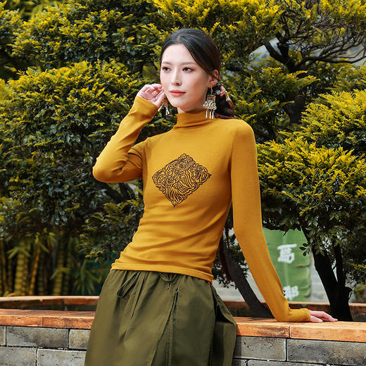 【冬季新品】霏微印花打底衫 | 姜黄色 酒红色 | 现货加急发 商品图3