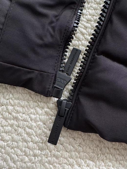 D1107100黑色绗缝帽檐字母刺绣连帽羽绒马甲 商品图12