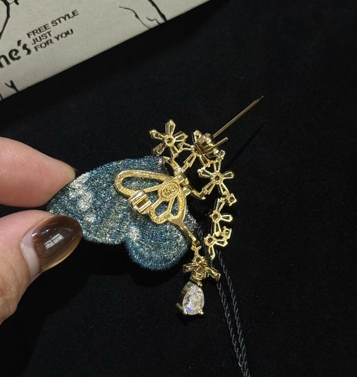 蒋勤勤She's蓝色刺绣蝴蝶胸针110704 商品图6