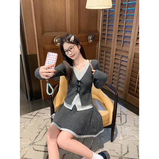 【129元任选2件】现货！深灰色假两件V领上衣 or 半裙 商品图4