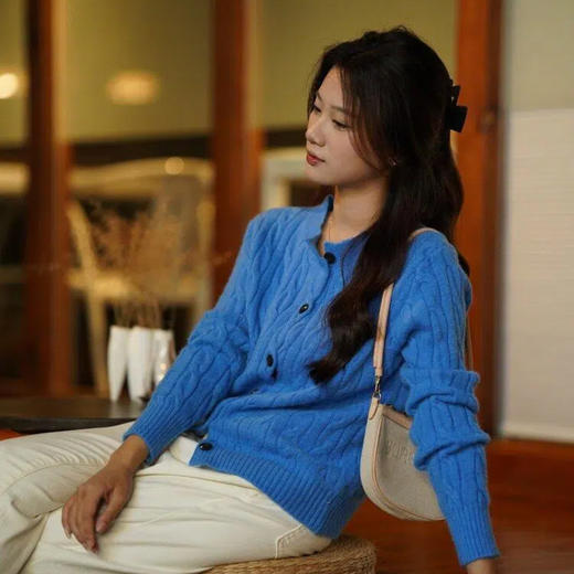 ORIGNAL&CO 克莱因蓝经典复古绞花羊毛开衫 进口马海毛+绵羊毛，手感绵密舒适柔软，显瘦版型，高饱和度颜色初秋更显白 商品图12