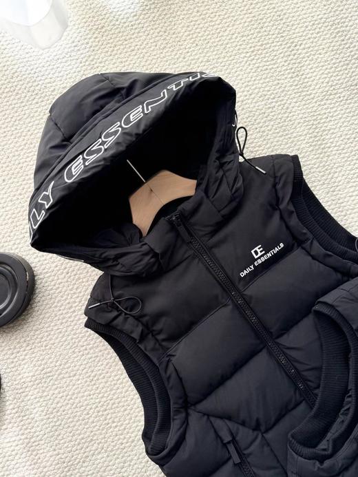 D1107100黑色绗缝帽檐字母刺绣连帽羽绒马甲 商品图8