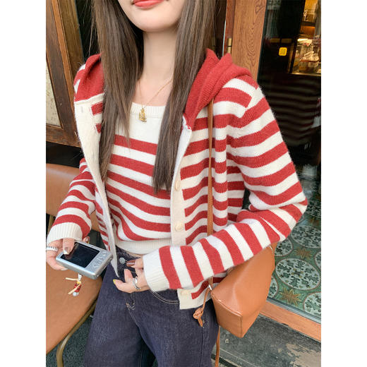 <曾小咸推荐>韩系红色条纹针织开衫女秋冬连帽毛衣修身内搭背心上衣套装 商品图1