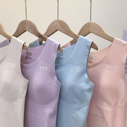 【保暖服饰丨猫人少女蚕丝保暖背心】面料亲肤舒适，触感细腻，高弹贴身不易变形，秋冬穿脱更自在，U型美背无痕百搭，穿着不露痕迹，自带BRA内搭减负，穿一件就够了，下单不支持备注不同尺码 商品图1