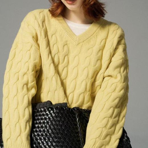 【à perles】 V领落肩宽松全羊毛绞花毛衣 商品图3